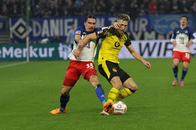 GER, xFSx ,Hamburg, HSV , 1 Bundesliga , Football, DFL, Hamburger SV , am Hamburger Volksparkstadion , Borussia Dortmund , 08 11 2025 , v l Rayan Philippe Hamburger SV ,14 , Nico Schlotterbeck Borussia Dortmund ,4 DFL regulations prohibit any use of photographs as image sequences and or quasi video Copyright: HMBxMedia FernandoxSoares