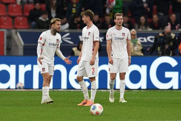 V l nb r Niklas Dorsch, Jan Schoeppner and Tim Siersleben all 1 FC Heidenheim helplessly frustrated after the goal to 0 5 GER, Bayer 04 Leverkusen vs 1 FC Heidenheim, Football, Bundesliga, Matchday 10, Season 2025 2026, 08 11 2025 DFL REGULATES PROHIBIT ANY USE OF PHOTOGRAPHS AS IMAGE SEQUENCES AND OR QUASI VIDEO GER, Bayer 04 Leverkusen vs 1 FC Heidenheim, Football, Bundesliga, Matchday 10, Season 2025 2026, 08 11 2025 Leverkusen Copyright: xEibner-Pressefoto ThomasxThienelx EP_TTL