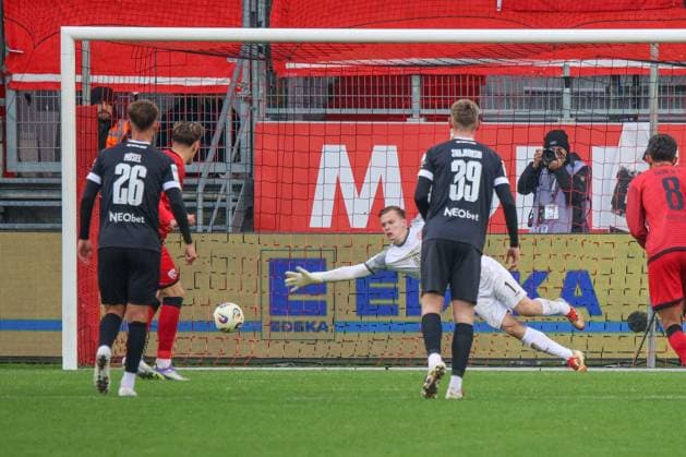 Dennis Kaygin FC Ingolstadt 04, Nr 10 converts his penalty against goalkeeper Jakob Golz Rot Weiss Essen, Nr 1 at the match FC Ingolstadt 04 vs Rot Weiss Essen Football on 08 11 2025, DFB regulations prohibit any use of photographs as image sequences and or quasi video GER, Football, 3 Liga, Matchday 14, 1 FC Ingolstadt vs Rot Weiss Essen, Football, 08 11 2025, Audi Sportpark Ingolstadt Copyright: xEibner-Pressefoto OliverxSTRISCHx EP-OSH