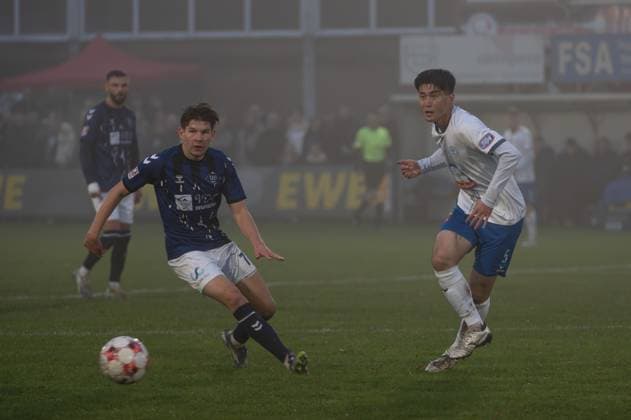 GER, Soccer, RLN, SSV Jeddeloh II vs VfB Oldenburg 08 11 2025, Haskamp Arena, Jeddeloh II Edewecht, GER, RLN, SSV Jeddeloh II vs VfB Oldenburg, DFL regulations prohibit any use of photographs as image sequences and or quasi video, im Bild Vjekoslav TARITAS VfB Oldenburg 7 Keita TAGUCHI SSV Jeddeloh II 5 nordphotoxgmbhx xRojahn nph00310