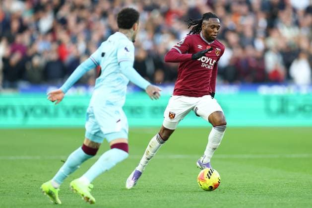 Aaron Wan-Bissaka of West Ham United takes on Quilindschy Hartman of Burnley West Ham United v Burnley, Premier League, Football, London Stadium, London, UK - 08 Nov 2025London London Stadium United Kingdom EDITORIAL USE ONLY No use with unauthorised audio, video, data, fixture lists, club league logos or live services. Online in-match use limited to 120 images, no video emulation. No use in betting, games or single club league player publications. Copyright: xSimonxDael Shutterstockx 15701686bd