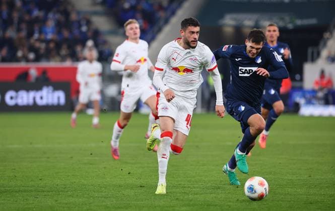Hoffenheim RB Leipzig Bundesliga Sinsheim, 08 11 2025, PreZero Arena, Fußball Bundesliga, Spieltag 10 , TSG 1899 Hoffenheim vs RB Leipzig , Offside goal for Leipzig In the picture v l Romulo 40, RB Leipzig prevails against Robin Hranac 2, Hoffenheim and supposedly scores the follow-up goal for 3 2 , For editorial use only Only editorial use , DFL regulations prohibit any use of photographs as image sequences and or quasi video , Picture Point
