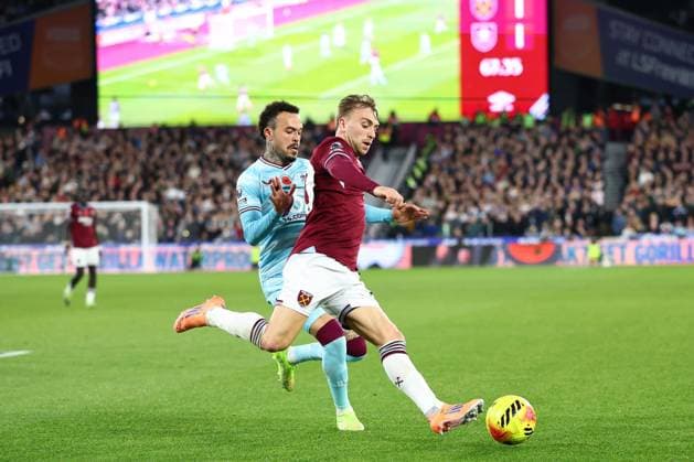Jarrod Bowen of West Ham United under pressure from Quilindschy Hartman of Burnley West Ham United v Burnley, Premier League, Football, London Stadium, London, UK - 08 Nov 2025London London Stadium United Kingdom EDITORIAL USE ONLY No use with unauthorised audio, video, data, fixture lists, club league logos or live services. Online in-match use limited to 120 images, no video emulation. No use in betting, games or single club league player publications. Copyright: xSimonxDael Shutterstockx 15701686bl