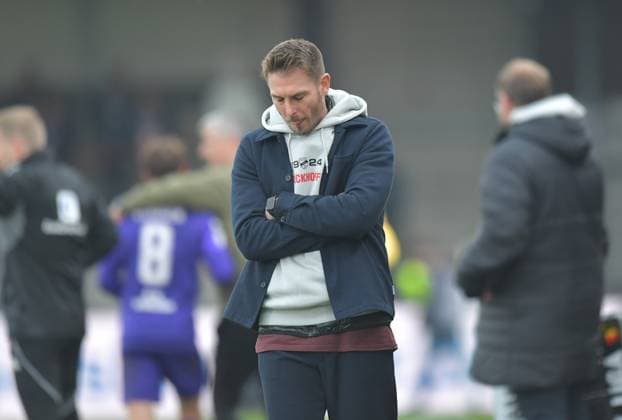 08 11 2025, GER, Soccer, 3 Liga, Season 2025 2026, 14 Matchday, Sportclub Arena, Verl SC Verl FC Erzgebirge Aue 1 1 Tobias Strobl Coach SC Verl , Action, Single Image, Cross, Facial expression, Gesture, Coach, Coach