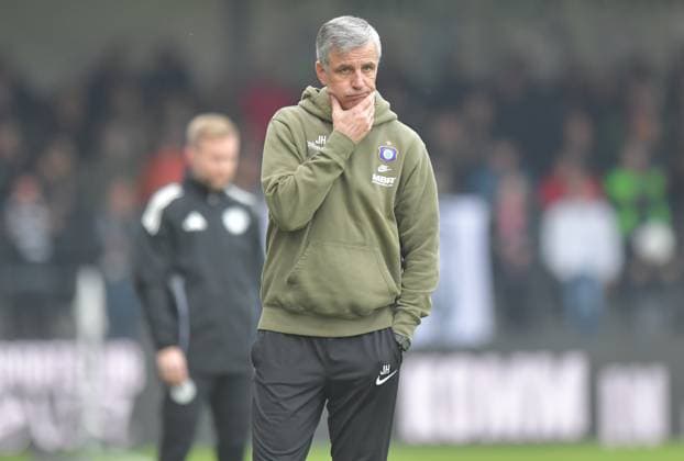 08 11 2025, GER, Soccer, 3 Liga, Season 2025 2026, 14 Matchday, Sportclub Arena, Verl SC Verl FC Erzgebirge Aue 1 1 Jens Härtel Coach FC Erzgebirge Aue , Action, Single image, Cross, Facial expression, Gesture, Coach, Coach