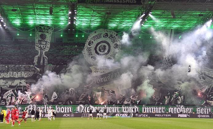 08 11 2025, xhbx, Soccer 1 Bundesliga, Borussia Moenchengladbach 1 FC Köln v l Fans, Mood, Scarf, Flag, Banner of Borussia Moenchengladbach, Choreography, Bengalos, Smoke, Smoke Bomb, Fireworks, Pyrotechnics DFL DFB REGULATIONS PROHIBIT ANY USE OF PHOTOGRAPHS as IMAGE SEQUENCES and or QUASI VIDEO Moenchengladbach