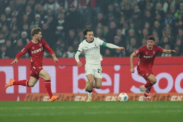 Florian Kainz (1. FC Koeln), Rocco Reitz (Borussia Mönchengladbach) und Eric Martel (1. FC Koeln) im Zweikampf waehrend des spiels der Bundesliga zwischen Borussia Mönchengladbach und 1. FC Köln, Stadion im Borussia-Park am 08. November 2025 in Mönchengladbach, Deutschland. (Foto von Oliver Kaelke DeFodi Images) +++ Florian Kainz (1. FC Koeln), Rocco Reitz (Borussia Mönchengladbach) und Eric Martel (1. FC Koeln) battle for the ball during the Bundesliga match between Borussia Mönchengladbach and 1. FC Köln at Stadion im Borussia-Park on November 8, 2025 in Mönchengladbach, Germany. (Photo by Oliver Kaelke DeFodi Images) DFL regulations prohibit any use of photographs as image sequences and or quasi-video. (Photo by Oliver Kaelke DeFodi Images) Florian Kainz 1 FC Koeln , Rocco Reitz Borussia Mönchengladbach and Eric Martel 1 FC Koeln in a duel during the Bundesliga match between Borussia Mönchengladbach and 1 FC Köln, Stadion im Borussia Park on November 08, 2025 in Mönchengladbach, Germany Photo by Oliver Kaelke DeFodi Images Florian Kainz 1 FC Koeln , Rocco Reitz Borussia Mönchengladbach and Eric Martel 1 FC Koeln battle for the ball during the Bundesliga match between Borussia Mönchengladbach and 1 FC Köln at Stadion im Borussia Park on November 8, 2025 in Mönchengladbach, Germany Photo by Oliver Kaelke DeFodi Images DFL regulations prohibit any use of photographs as image sequences and or quasi video Photo by Oliver Kaelke DeFodi Images