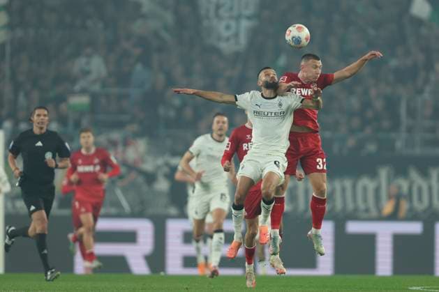 Franck Honorat (Borussia Mönchengladbach) und Kristoffer Lund (1. FC Koeln) im Zweikampf waehrend des spiels der Bundesliga zwischen Borussia Mönchengladbach und 1. FC Köln, Stadion im Borussia-Park am 08. November 2025 in Mönchengladbach, Deutschland. (Foto von Oliver Kaelke DeFodi Images) +++ Franck Honorat (Borussia Mönchengladbach) und Kristoffer Lund (1. FC Koeln) battle for the ball during the Bundesliga match between Borussia Mönchengladbach and 1. FC Köln at Stadion im Borussia-Park on November 8, 2025 in Mönchengladbach, Germany. (Photo by Oliver Kaelke DeFodi Images) DFL regulations prohibit any use of photographs as image sequences and or quasi-video. (Photo by Oliver Kaelke DeFodi Images) Franck Honorat Borussia Mönchengladbach and Kristoffer Lund 1 FC Koeln in a duel during the Bundesliga match between Borussia Mönchengladbach and 1 FC Köln, Stadion im Borussia Park on November 08, 2025 in Mönchengladbach, Germany, Germany Photo by Oliver Kaelke DeFodi Images Franck Honorat Borussia Mönchengladbach and Kristoffer Lund 1 FC Koeln battle for the ball during the Bundesliga match between Borussia Mönchengladbach and 1 FC Köln at Stadion im Borussia Park on November 8, 2025 in Mönchengladbach, Germany Photo by Oliver Kaelke DeFodi Images DFL regulations prohibit any use of photographs as image sequences and or quasi video Photo by Oliver Kaelke DeFodi Images