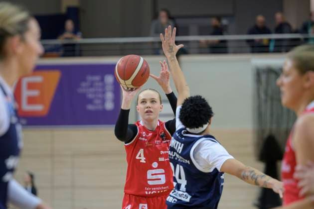 Stina Almqvist Panthers, 4 , Liz Smith Lions, 24 , Syntainics MBC vs GiroLive Panthers Osnabrueck, Basketball, Women, Bundesliga, Season 2025 26, 7 Matchday, 08 11 2025 Halle SWH Arena Sachsen Anhalt Germany