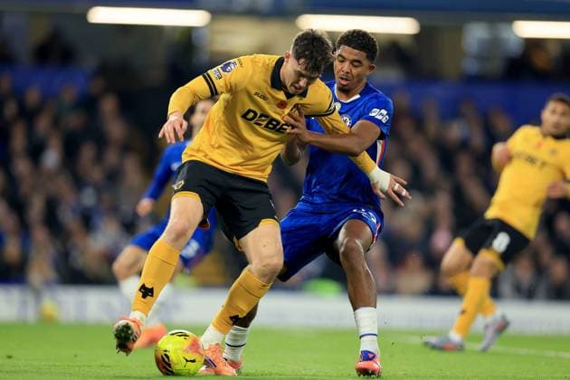 Jörgen Strand Larsen of Wolverhampton Wanderers in action against Wesley Fofana of Chelsea Chelsea v Wolverhampton Wanderers, Premier League, Football, Stamford Bridge, London, UK - 08 Nov 2025London Stamford Bridge United Kingdom EDITORIAL USE ONLY No use with unauthorised audio, video, data, fixture lists, club league logos or live services. Online in-match use limited to 120 images, no video emulation. No use in betting, games or single club league player publications. Copyright: xGeorgexTewkesbury Shutterstockx 15702174ac