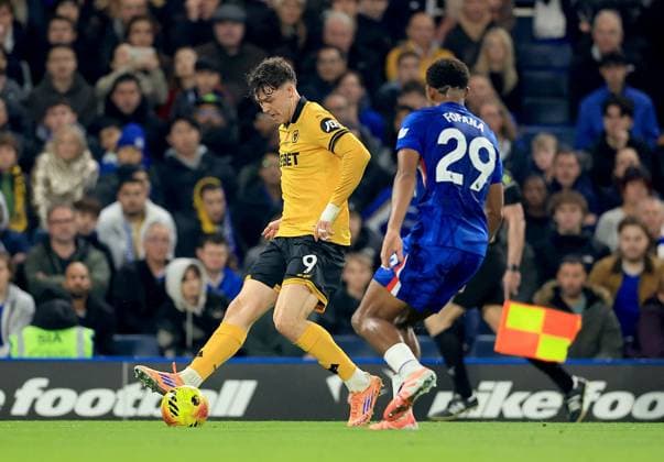 Jörgen Strand Larsen of Wolverhampton Wanderers in action against Wesley Fofana of Chelsea Chelsea v Wolverhampton Wanderers, Premier League, Football, Stamford Bridge, London, UK - 08 Nov 2025London Stamford Bridge United Kingdom EDITORIAL USE ONLY No use with unauthorised audio, video, data, fixture lists, club league logos or live services. Online in-match use limited to 120 images, no video emulation. No use in betting, games or single club league player publications. Copyright: xGeorgexTewkesbury Shutterstockx 15702174aj