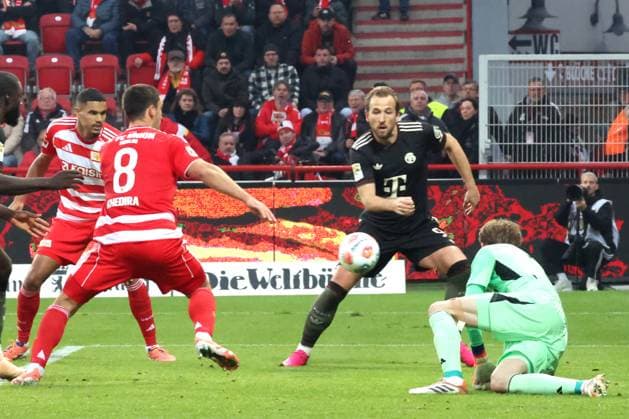 DEU, DFL, 1 FBL, 1 FC Union vs Bayern Muenchen, 08 11 2025, Stadion Alte Foersterei, Berlin, DEU, DFL, 1 FBL, 1 FC Union vs Bayern Muenchen, pictured Frederik Roennow 1 FC Union Berlin 1 , Rani Khedira 1 FC Union Berlin 8 , Danilho Doekhi 1 FC Union Berlin 5 , Harry Kane FC Bayern Muenchen 9 DFL regulations prohibit any use of Photographs as image sequences and or quasi video nordphotoxGmbHx xEngler nph00076