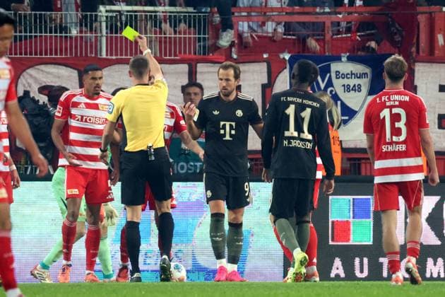 DEU, DFL, 1 FBL, 1 FC Union vs Bayern Muenchen, 08 11 2025, Stadion Alte Foersterei, Berlin, DEU, DFL, 1 FBL, 1 FC Union vs Bayern Muenchen, in the picture yellow card for Danilho Doekhi 1 FC Union Berlin 5 , Harry Kane FC Bayern Muenchen 9 Referee Dr Florian Exner DFL regulations prohibit any use of Photographs as image sequences and or quasi video nordphotoxGmbHx xEngler nph00076
