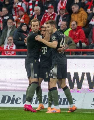 Soccer, Men, Season 2025 2026, 1 Bundesliga 10 Matchday , 1 FC Union Berlin FC Bayern Munich, f l Harry Kane Bayern Munich , Luis Diaz Bayern Munich , Josip Stanisic Bayern Munich , Cheering after goal to 1 1, 08 11 2025, Copyright: xMatthiasxKochx