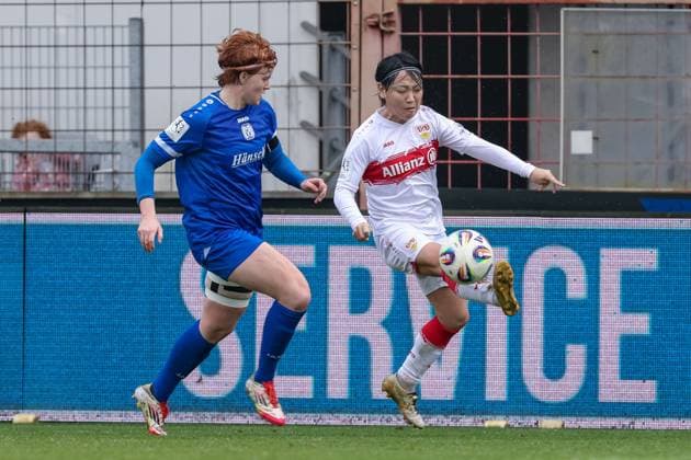from left Lena Göppel SV Meppen, 5 and Yuka Hirano VfB Stuttgart, 19 in a duel, dynamic, action, action, game scene, THE DFB REGULATIONS PROHIBIT ANY USE OF PHOTOGRAPHS AS IMAGE SEQUENCES AND OR QUASI VIDEO , 09 11 2025, Meppen Germany , Football, 2 Womens Bundesliga, SV Meppen VfB Stuttgart xobx
