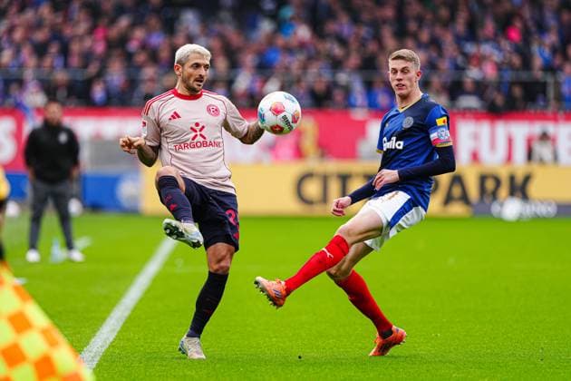 Matthias Zimmermann Fortuna Duesseldorf, 25 , Alexander Bernhardsson Holstein Kiel, 11 GER, Holstein Kiel vs Fortuna Duesseldorf, Football, 2 Bundesliga, Matchday 12, Season 2025 2026, 09 11 2025 DFL REGULATIONS PROHIBIT ANY USE OF PHOTOGRAPHS AS IMAGE SEQUENCES AND OR QUASI VIDEO GER, Holstein Kiel vs Fortuna Duesseldorf, Football, 2 Bundesliga, Matchday 12, Season 2025 2026, 09 11 2025 Kiel Copyright: xEibner-Pressefoto MarcelxvonxFehrnx EP_MFN