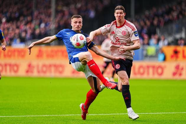 Carl Johansson Holstein Kiel, 05 , Cedric Itten Fortuna Duesseldorf, 13 GER, Holstein Kiel vs Fortuna Duesseldorf, Football, 2 Bundesliga, Matchday 12, Season 2025 2026, 09 11 2025 DFL REGULATIONS PROHIBIT ANY USE OF PHOTOGRAPHS AS IMAGE SEQUENCES AND OR QUASI VIDEO GER, Holstein Kiel vs Fortuna Duesseldorf, Football, 2 Bundesliga, Matchday 12, Season 2025 2026, 09 11 2025 Kiel Copyright: xEibner-Pressefoto MarcelxvonxFehrnx EP_MFN