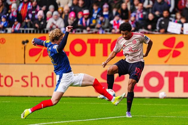 Lasse Rosenboom Holstein Kiel, 23 , Emmanuel Iyoha Fortuna Duesseldorf, 19 GER, Holstein Kiel vs Fortuna Duesseldorf, Football, 2 Bundesliga, Matchday 12, Season 2025 2026, 09 11 2025 DFL REGULATIONS PROHIBIT ANY USE OF PHOTOGRAPHS AS IMAGE SEQUENCES AND OR QUASI VIDEO GER, Holstein Kiel vs Fortuna Duesseldorf, Football, 2 Bundesliga, Matchday 12, Season 2025 2026, 09 11 2025 Kiel Copyright: xEibner-Pressefoto MarcelxvonxFehrnx EP_MFN