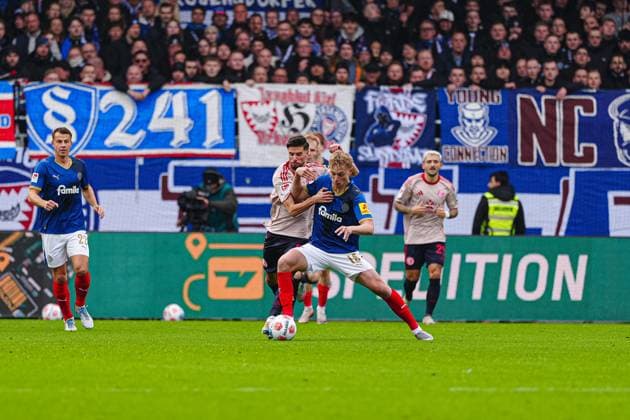 Anouar El Azzouzi Fortuna Duesseldorf, 08 , Jonas Therkelsen Holstein Kiel, 10 GER, Holstein Kiel vs Fortuna Duesseldorf, Football, 2 Bundesliga, Matchday 12, Season 2025 2026, 09 11 2025 DFL REGULATIONS PROHIBIT ANY USE OF PHOTOGRAPHS AS IMAGE SEQUENCES AND OR QUASI VIDEO GER, Holstein Kiel vs Fortuna Duesseldorf, Football, 2 Bundesliga, Matchday 12, Season 2025 2026, 09 11 2025 Kiel Copyright: xEibner-Pressefoto MarcelxvonxFehrnx EP_MFN