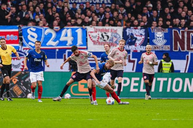Anouar El Azzouzi Fortuna Duesseldorf, 08 , Jonas Therkelsen Holstein Kiel, 10 GER, Holstein Kiel vs Fortuna Duesseldorf, Football, 2 Bundesliga, Matchday 12, Season 2025 2026, 09 11 2025 DFL REGULATIONS PROHIBIT ANY USE OF PHOTOGRAPHS AS IMAGE SEQUENCES AND OR QUASI VIDEO GER, Holstein Kiel vs Fortuna Duesseldorf, Football, 2 Bundesliga, Matchday 12, Season 2025 2026, 09 11 2025 Kiel Copyright: xEibner-Pressefoto MarcelxvonxFehrnx EP_MFN