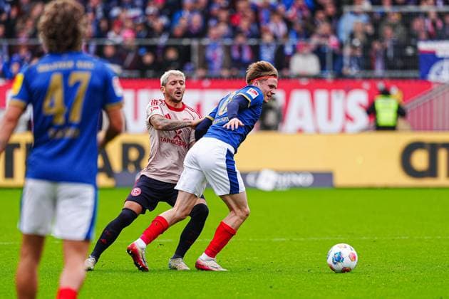 Matthias Zimmermann Fortuna Duesseldorf, 25 , Jonas Therkelsen Holstein Kiel, 10 GER, Holstein Kiel vs Fortuna Duesseldorf, Football, 2 Bundesliga, Matchday 12, Season 2025 2026, 09 11 2025 DFL REGULATIONS PROHIBIT ANY USE OF PHOTOGRAPHS AS IMAGE SEQUENCES AND OR QUASI VIDEO GER, Holstein Kiel vs Fortuna Duesseldorf, Football, 2 Bundesliga, Matchday 12, Season 2025 2026, 09 11 2025 Kiel Copyright: xEibner-Pressefoto MarcelxvonxFehrnx EP_MFN