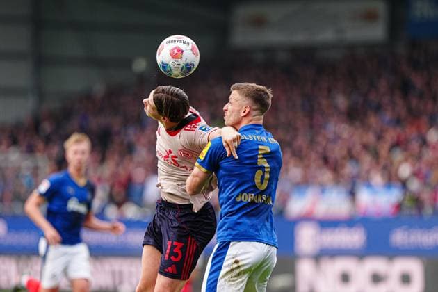 Header duel aerial duel Cedric Itten Fortuna Duesseldorf, 13 , Carl Johansson Holstein Kiel, 05 GER, Holstein Kiel vs Fortuna Duesseldorf, Football, 2 Bundesliga, Matchday 12, Season 2025 2026, 09 11 2025 DFL REGULATES PROHIBIT ANY USE OF PHOTOGRAPHS AS IMAGE SEQUENCES AND OR QUASI VIDEO GER, Holstein Kiel vs Fortuna Duesseldorf, Football, 2 Bundesliga, Matchday 12, Season 2025 2026, 09 11 2025 Kiel Copyright: xEibner-Pressefoto MarcelxvonxFehrnx EP_MFN