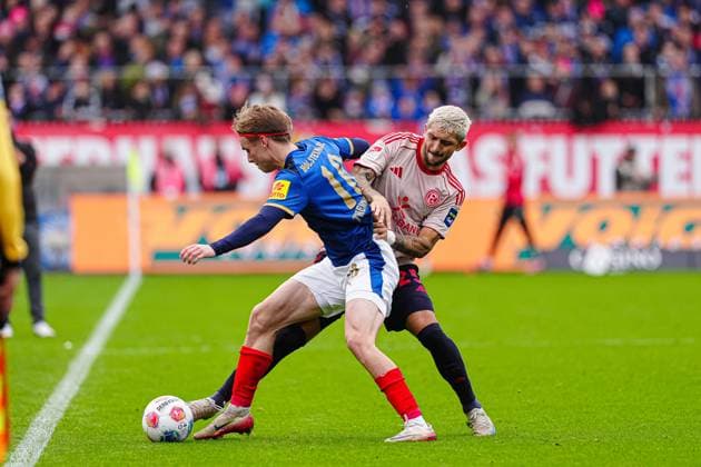 Jonas Therkelsen Holstein Kiel, 10 , Matthias Zimmermann Fortuna Duesseldorf, 25 GER, Holstein Kiel vs Fortuna Duesseldorf, Football, 2 Bundesliga, Matchday 12, Season 2025 2026, 09 11 2025 DFL REGULATIONS PROHIBIT ANY USE OF PHOTOGRAPHS AS IMAGE SEQUENCES AND OR QUASI VIDEO GER, Holstein Kiel vs Fortuna Duesseldorf, Football, 2 Bundesliga, Matchday 12, Season 2025 2026, 09 11 2025 Kiel Copyright: xEibner-Pressefoto MarcelxvonxFehrnx EP_MFN