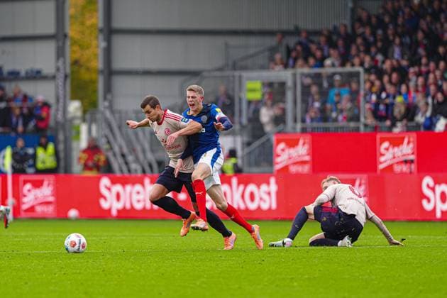 Foul Tim Breithaupt Fortuna Duesseldorf, 06 on Alexander Bernhardsson Holstein Kiel, 11 GER, Holstein Kiel vs Fortuna Duesseldorf, Football, 2 Bundesliga, Matchday 12, Season 2025 2026, 09 11 2025 DFL REGULATES PROHIBIT ANY USE OF PHOTOGRAPHS AS IMAGE SEQUENCES AND OR QUASI VIDEO GER, Holstein Kiel vs Fortuna Duesseldorf, Football, 2 Bundesliga, Matchday 12, Season 2025 2026, 09 11 2025 Kiel Copyright: xEibner-Pressefoto MarcelxvonxFehrnx EP_MFN