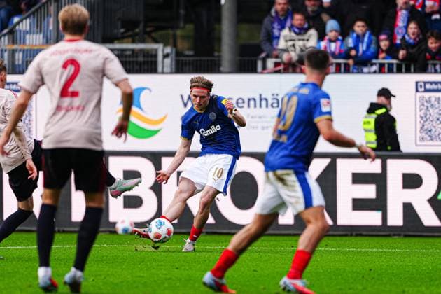 Goal shot Goal chance Jonas Therkelsen Holstein Kiel, 10 GER, Holstein Kiel vs Fortuna Duesseldorf, Football, 2 Bundesliga, Matchday 12, Season 2025 2026, 09 11 2025 DFL REGULATIONS PROHIBIT ANY USE OF PHOTOGRAPHS AS IMAGE SEQUENCES AND OR QUASI VIDEO GER, Holstein Kiel vs Fortuna Duesseldorf, Football, 2 Bundesliga, Matchday 12, Season 2025 2026, 09 11 2025 Kiel Copyright: xEibner-Pressefoto MarcelxvonxFehrnx EP_MFN