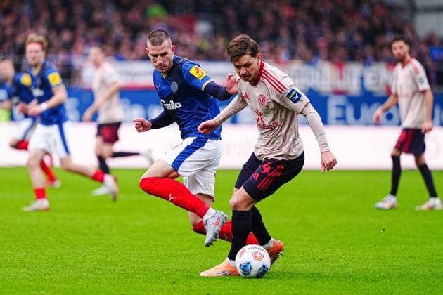 David Zec Holstein Kiel, 26 , Florent Muslija Fortuna Duesseldorf, 24 GER, Holstein Kiel vs Fortuna Duesseldorf, Football, 2 Bundesliga, Matchday 12, Season 2025 2026, 09 11 2025 DFL REGULATIONS PROHIBIT ANY USE OF PHOTOGRAPHS AS IMAGE SEQUENCES AND OR QUASI VIDEO GER, Holstein Kiel vs Fortuna Duesseldorf, Football, 2 Bundesliga, Matchday 12, Season 2025 2026, 09 11 2025 Kiel Copyright: xEibner-Pressefoto MarcelxvonxFehrnx EP_MFN