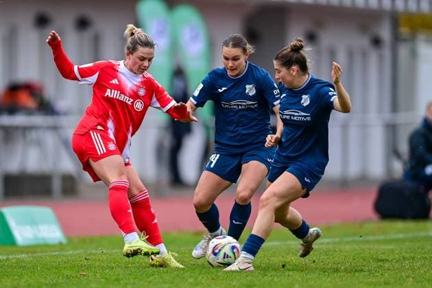 from left Maria Plattner FCB, 18 Emily Yaple Sand, 14 Kim Schneider Sand, 8 in duel, duel, tackle, dynamic, action, action, 09 11 2025, Aschheim Germany , Soccer,2 Women Bundesliga, FC Bayern München II SC Sand, DFB DFL REGULATIONS PROHIBIT ANY USE OF PHOTOGRAPHS AS IMAGE SEQUENCES AND OR QUASI VIDEO xslx