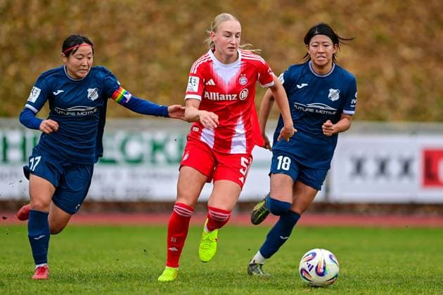 from left Rio Takizawa Sand, 17 Luzie Zähringer Zaehringer, FCB, 5 Moemi Ishibuchi Sand, 18 in duel, duel, tackle, dynamics, action, 09 11 2025, Aschheim Germany , Soccer,2 Women Bundesliga, FC Bayern München II SC Sand, DFB DFL REGULATIONS PROHIBIT ANY USE OF PHOTOGRAPHS AS IMAGE SEQUENCES AND OR QUASI VIDEO xslx
