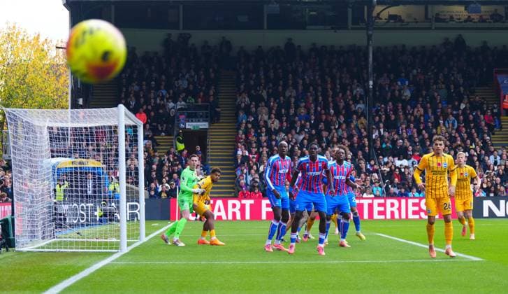 Players watch the ball at a Brighton corner Crystal Palace v Brighton and Hove Albion, Premier League, Football, Selhurst Park, London, UK - 09 Nov 2025London Stamford Bridge United Kingdom EDITORIAL USE ONLY No use with unauthorised audio, video, data, fixture lists, club league logos or live services. Online in-match use limited to 120 images, no video emulation. No use in betting, games or single club league player publications. Copyright: xJavierxGarcia Shutterstockx 15702257w
