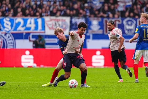 Lasse Rosenboom Holstein Kiel, 23 , Emmanuel Iyoha Fortuna Duesseldorf, 19 GER, Holstein Kiel vs Fortuna Duesseldorf, Football, 2 Bundesliga, Matchday 12, Season 2025 2026, 09 11 2025 DFL REGULATIONS PROHIBIT ANY USE OF PHOTOGRAPHS AS IMAGE SEQUENCES AND OR QUASI VIDEO GER, Holstein Kiel vs Fortuna Duesseldorf, Football, 2 Bundesliga, Matchday 12, Season 2025 2026, 09 11 2025 Kiel Copyright: xEibner-Pressefoto MarcelxvonxFehrnx EP_MFN