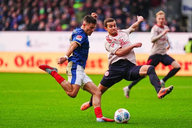 Goal shot Goal chance Adrian Kapralik Holstein Kiel, 20 GER, Holstein Kiel vs Fortuna Duesseldorf, Football, 2 Bundesliga, Matchday 12, Season 2025 2026, 09 11 2025 DFL REGULATIONS PROHIBIT ANY USE OF PHOTOGRAPHS AS IMAGE SEQUENCES AND OR QUASI VIDEO GER, Holstein Kiel vs Fortuna Duesseldorf, Football, 2 Bundesliga, Matchday 12, Season 2025 2026, 09 11 2025 Kiel Copyright: xEibner-Pressefoto MarcelxvonxFehrnx EP_MFN