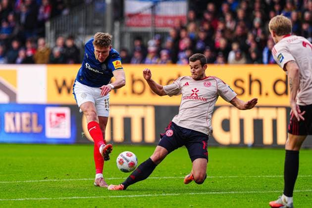 Goal shot Goal chance Phil Harres Holstein Kiel, 19 GER, Holstein Kiel vs Fortuna Duesseldorf, Football, 2 Bundesliga, Matchday 12, Season 2025 2026, 09 11 2025 DFL REGULATIONS PROHIBIT ANY USE OF PHOTOGRAPHS AS IMAGE SEQUENCES AND OR QUASI VIDEO GER, Holstein Kiel vs Fortuna Duesseldorf, Football, 2 Bundesliga, Matchday 12, Season 2025 2026, 09 11 2025 Kiel Copyright: xEibner-Pressefoto MarcelxvonxFehrnx EP_MFN