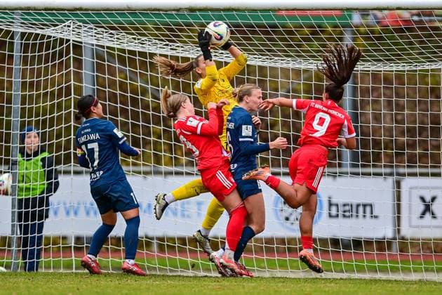 Jule Baum Goalkeeper, Sand, 1 has the ball safely, from left Rio Takizawa Sand, 17 Greta Huenten FCB, 33 Jule Baum Goalkeeper, Sand, 1 Milena Fischer Sand, 6 Paula Rintzner FCB, 9 , 09 11 2025, Aschheim Germany , Soccer,2 Women Bundesliga, FC Bayern München II SC Sand, DFB DFL REGULATIONS PROHIBIT ANY USE OF PHOTOGRAPHS AS IMAGE SEQUENCES AND OR QUASI VIDEO xslx