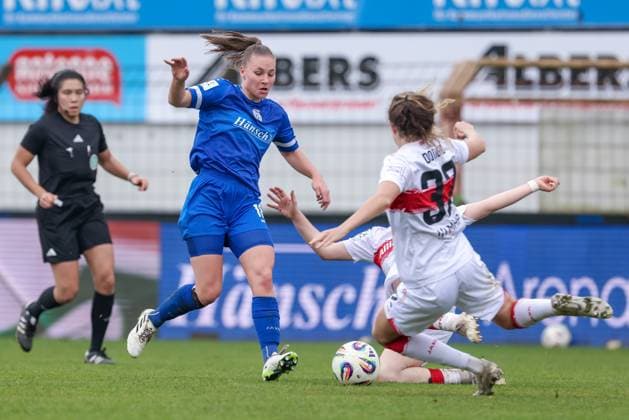 from left Lana Hubbeling SV Meppen, 18 and Tamar Dongus VfB Stuttgart, 32 in a duel, dynamic, action, action, game scene, THE DFB REGULATIONS PROHIBIT ANY USE OF PHOTOGRAPHS AS IMAGE SEQUENCES AND OR QUASI VIDEO , 09 11 2025, Meppen Germany , Football, 2 Womens Bundesliga, SV Meppen VfB Stuttgart xobx