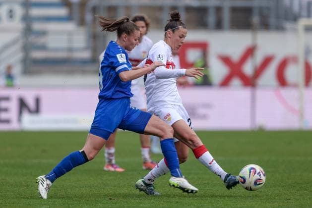 from left Lana Hubbeling SV Meppen, 18 and Nicole Billa VfB Stuttgart, 26 in a duel, dynamic, action, action, game scene, THE DFB REGULATIONS PROHIBIT ANY USE OF PHOTOGRAPHS AS IMAGE SEQUENCES AND OR QUASI VIDEO , 09 11 2025, Meppen Germany , Football, 2 Womens Bundesliga, SV Meppen VfB Stuttgart xobx