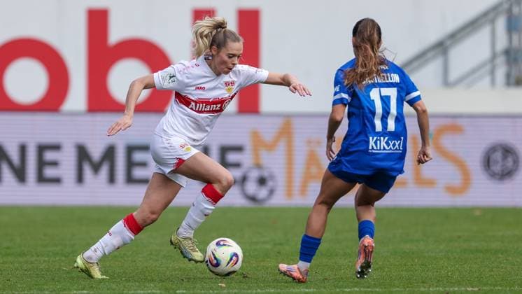 from left Janina Hechler VfB Stuttgart, 16 and Genesis Castrellon SV Meppen, 17 in a duel, dynamic, action, action, game scene, THE DFB REGULATIONS PROHIBIT ANY USE OF PHOTOGRAPHS AS IMAGE SEQUENCES AND OR QUASI VIDEO , 09 11 2025, Meppen Germany , Football, 2 Womens Bundesliga, SV Meppen VfB Stuttgart xobx