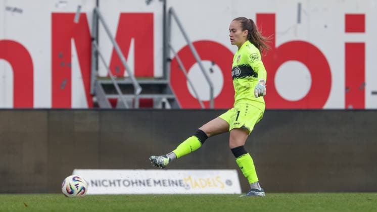 Kiara Beck goalkeeper, goalkeeper, VfB Stuttgart, 1 on the ball, cropped image, single image, full body, action, action, game scene, THE DFB REGULATIONS PROHIBIT ANY USE OF PHOTOGRAPHS AS IMAGE SEQUENCES AND OR QUASI VIDEO , 09 11 2025, Meppen Germany , Football, 2 Womens Bundesliga, SV Meppen VfB Stuttgart xobx