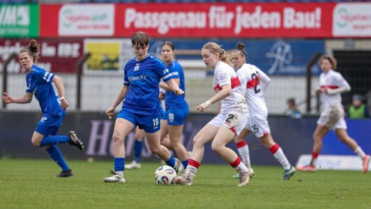 from left Lea Mauly SV Meppen, 19 and Linette Hofmann VfB Stuttgart, 2 in a duel, dynamic, action, action, game scene, THE DFB REGULATIONS PROHIBIT ANY USE OF PHOTOGRAPHS AS IMAGE SEQUENCES AND OR QUASI VIDEO , 09 11 2025, Meppen Germany , Football, 2 Womens Bundesliga, SV Meppen VfB Stuttgart xobx