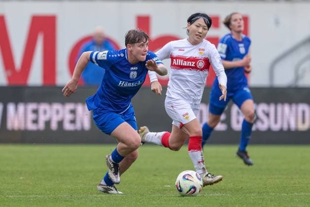from left Lea Mauly SV Meppen, 19 and Yuka Hirano VfB Stuttgart, 19 in running duel, duel, dynamics, action, action, game scene, THE DFB REGULATIONS PROHIBIT ANY USE OF PHOTOGRAPHS AS IMAGE SEQUENCES AND OR QUASI VIDEO , 09 11 2025, Meppen Germany , Football, 2 Womens Bundesliga, SV Meppen VfB Stuttgart xobx
