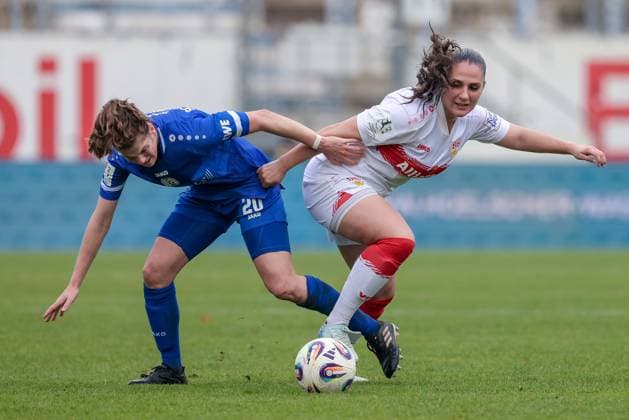 from left Chantal Schouwstra SV Meppen, 20 and Laureta Temaj VfB Stuttgart, 5 in a duel, dynamic, action, action, game scene, THE DFB REGULATIONS PROHIBIT ANY USE OF PHOTOGRAPHS AS IMAGE SEQUENCES AND OR QUASI VIDEO , 09 11 2025, Meppen Germany , Football, 2 Womens Bundesliga, SV Meppen VfB Stuttgart xobx