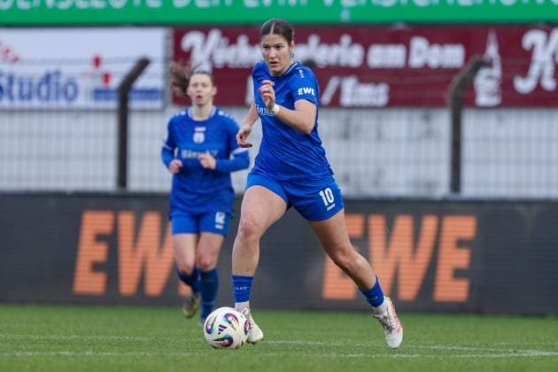 Anouk Blaschka SV Meppen, 10 on the ball, single image, full body, action, action, game scene, THE DFB REGULATIONS PROHIBIT ANY USE OF PHOTOGRAPHS AS IMAGE SEQUENCES AND OR QUASI VIDEO , 09 11 2025, Meppen Germany , Football, 2 Womens Bundesliga, SV Meppen VfB Stuttgart xobx