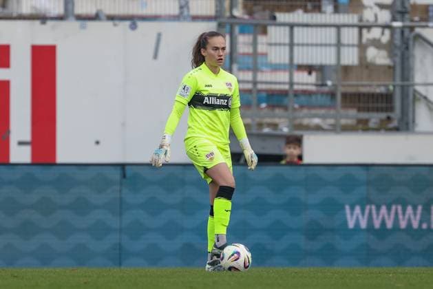 Kiara Beck goalkeeper, goalkeeper, VfB Stuttgart, 1 on the ball, cropped image, single image, full body, action, action, game scene, THE DFB REGULATIONS PROHIBIT ANY USE OF PHOTOGRAPHS AS IMAGE SEQUENCES AND OR QUASI VIDEO , 09 11 2025, Meppen Germany , Football, 2 Womens Bundesliga, SV Meppen VfB Stuttgart xobx