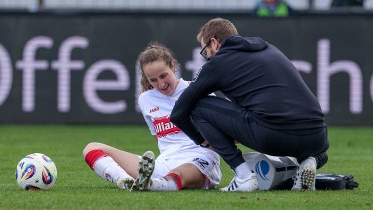 Tamar Dongus VfB Stuttgart, 32 is treated for injury, injury, pain, distorted face, THE DFB REGULATIONS PROHIBIT ANY USE OF PHOTOGRAPHS AS IMAGE SEQUENCES AND OR QUASI VIDEO , 09 11 2025, Meppen Germany , Football, 2 Womens Bundesliga, SV Meppen VfB Stuttgart xobx