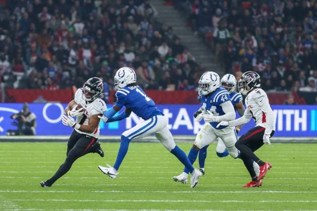 Bijan Robinson Atlanta Falcons, 07 with ball with Ahmad Sauce Gardner Indianapolis Colts, 01 , with Zaire Franklin Indianapolis Colts, 44 and Darnell Mooney Atlanta Falcons, 01 , GER, Indianapolis Colts vs Atlanta Falcons, American Football, National Football League, Berlin Game 2025, Week 10, Season 2025, 09 11 2025, GER, Indianapolis Colts vs Atlanta Falcons, American Football, National Football League, Berlin Game 2025, Week 10, Season 2025, 09 11 2025 Berlin Copyright: xEibner-Pressefoto JennixMaulx EP_JML