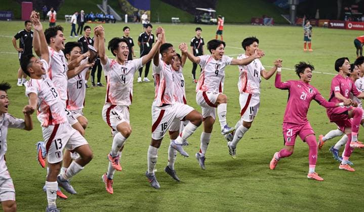 Football, Junior U 17 World Cup 2025 in Doha Qatar Preliminary round 09 11 2025 Group B Portugal Japan Final cheer Japan, Laola Rento Noguchi, Daigo Hirashima, Yoshitaka Tanaka, Makoto Himeno, Simon Yu Mendy, Shimon Kobayashi, Maki Kitahara, Daizen Kawamoto, goalkeeper Ryota Hirano and goalkeeper Hiroto Matsuura from left to right