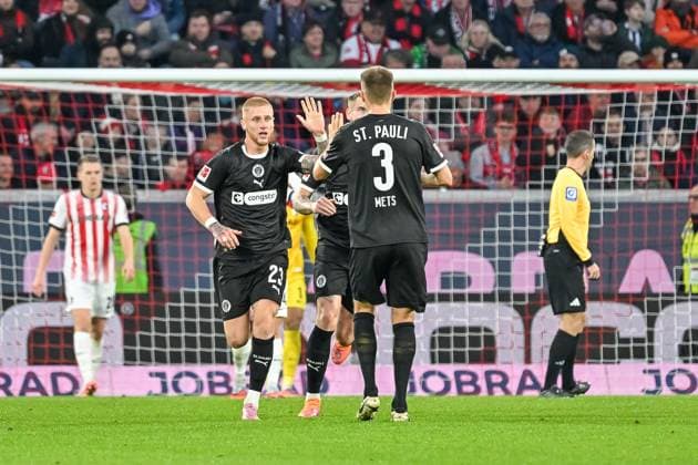 Louis Oppie (FC St. Pauli, 23), Karol Mets (FC St. Pauli, 03) klatschen sich ab nach dem Tor zum 1:2 durch Louis Oppie (FC St. Pauli, 23) GER, SC Freiburg - FC St. Pauli, Fussball, Bundesliga, 10. Spieltag, Saison 2025 2026, 09.11.2025 DFL DFB REGULATIONS PROHIBIT ANY USE OF PHOTOGRAPHS AS IMAGE SEQUENCES AND OR QUASI-VIDEO GER, SC Freiburg - FC St. Pauli, Fussball, Bundesliga, 10. Spieltag, Saison 2025 2026, 09.11.2025 Freiburg Copyright: xEibner-Pressefoto ThomasxHessx EP_THS